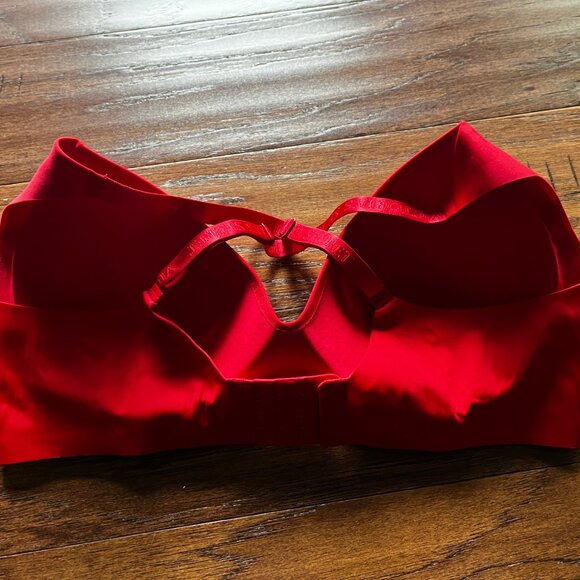 Victoria's Secret - Push-Up Wireless Comfort Lipstick Red Bra - Picture 3 of 3
